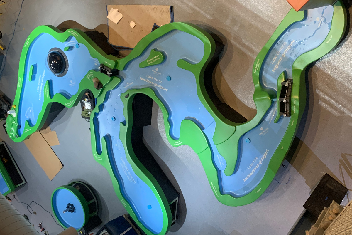overview of the Great Lakes Aquarium water play table